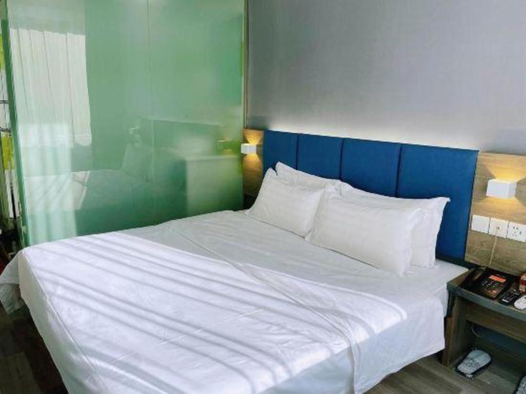 7 Days Inn Luzhou Commercial Pedestrian Street Center Exterior photo