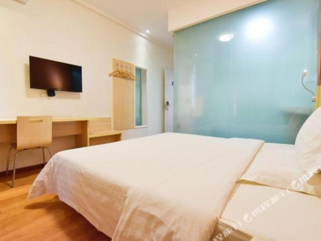 7 Days Inn Luzhou Commercial Pedestrian Street Center Exterior photo