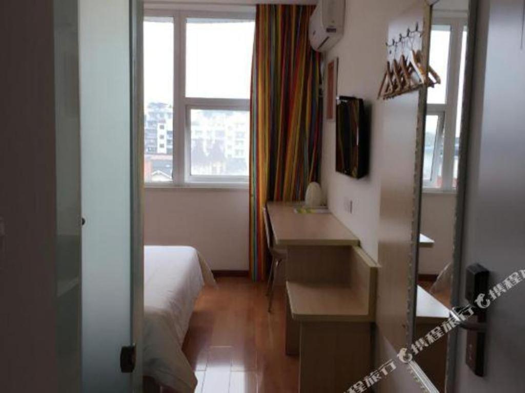 7 Days Inn Luzhou Commercial Pedestrian Street Center Exterior photo