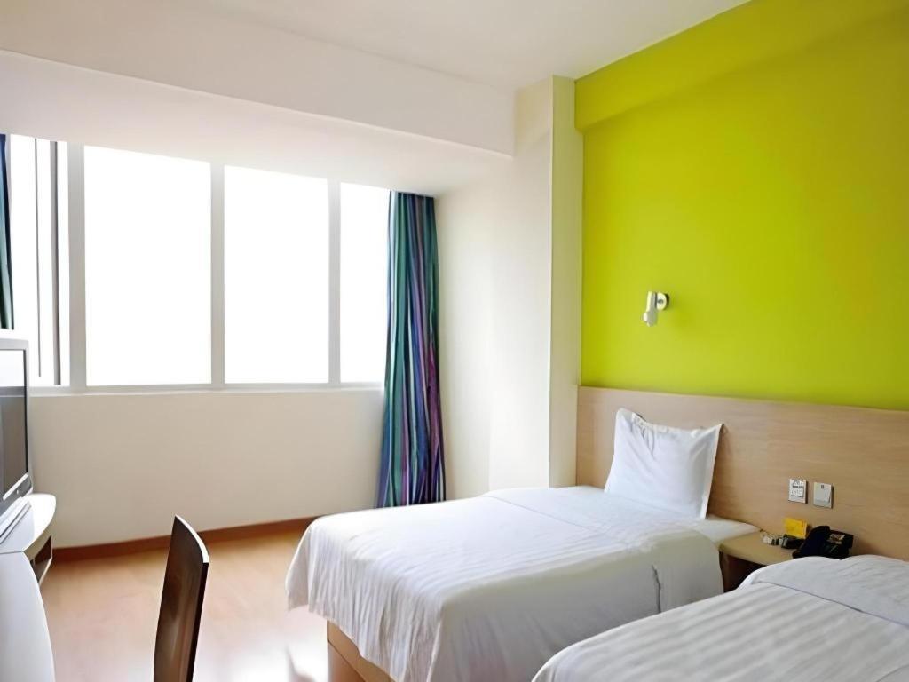 7 Days Inn Luzhou Commercial Pedestrian Street Center Exterior photo