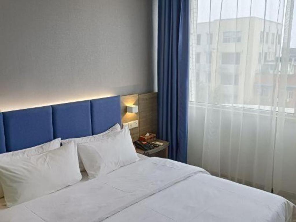 7 Days Inn Luzhou Commercial Pedestrian Street Center Exterior photo